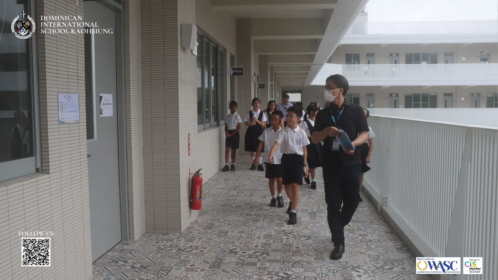 DISK students walking through the new campus during orientation
